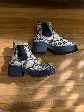 Tins-tree Women's 7.5 Platform Snakeskin Print Chelsea Boots